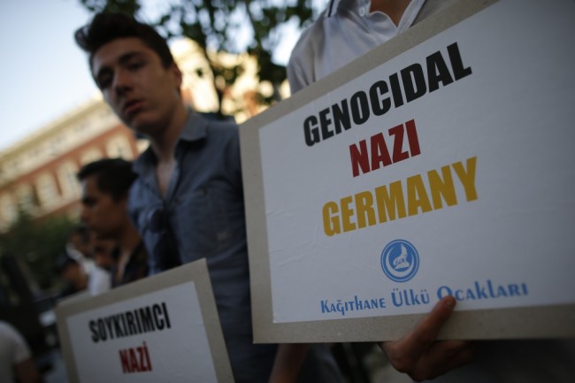 Акция протеста против признание геноцида армян. Стамбул. Фото AP Photo/Scanpix