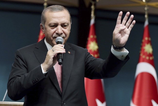 Эрдоган объявляет о введении чрезвычайного положения. Фото: AP / Scanpix