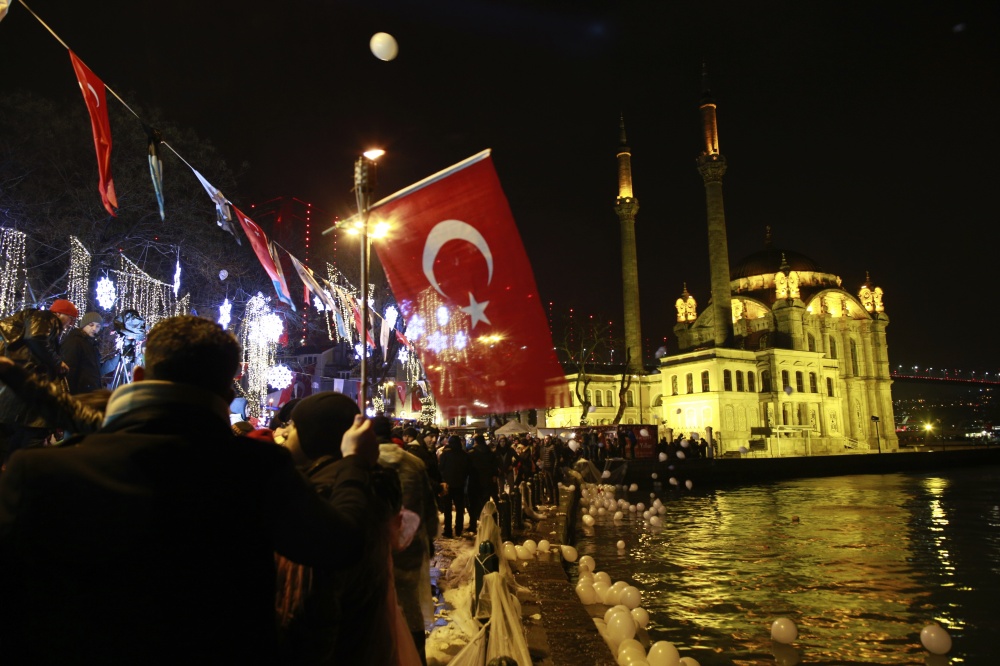 Праздники в стамбуле. Флаг Стамбула. Турция Стамбул флаг. Ночной Стамбул с флагом. Истанбул флаг.