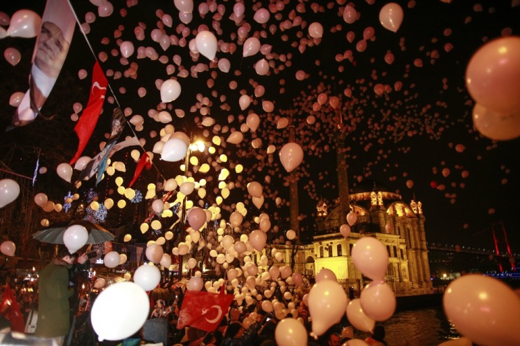 Празднование Нового года  на берегу Босфора в Стамбуле. Фото AP/Scanpix