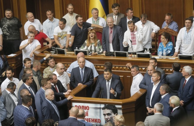Обсуждение поправок к Конституции в Верховной Раде Украины 31 августа 2015 года. Фото AP/Scanpix