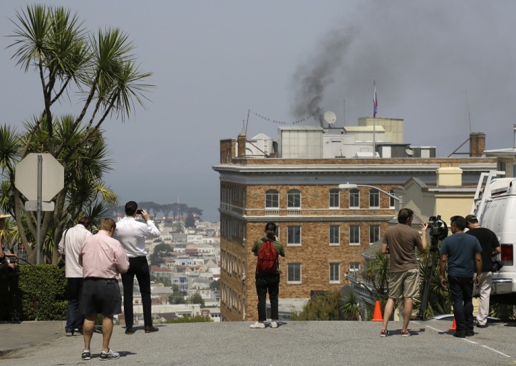 Здание генконсульства РФ в  Сан-Франциско с черным дымом, поднимающимся над ним, по всей видимости, из трубы расположенного в здании камина. Фото AP/Scanpix