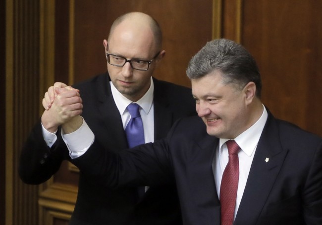 Петр Порошенко и Арсений Яценюк. Фото AP Photo/Scanpix