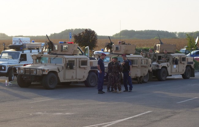 Военные на границе с Хорватией. Фото Эдейи Петер для «Спектра»