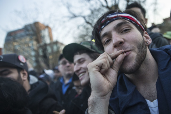 Участники акции Берни Сандерса курят марихуану. Фото Евгения Фельдмана для «Спектра»