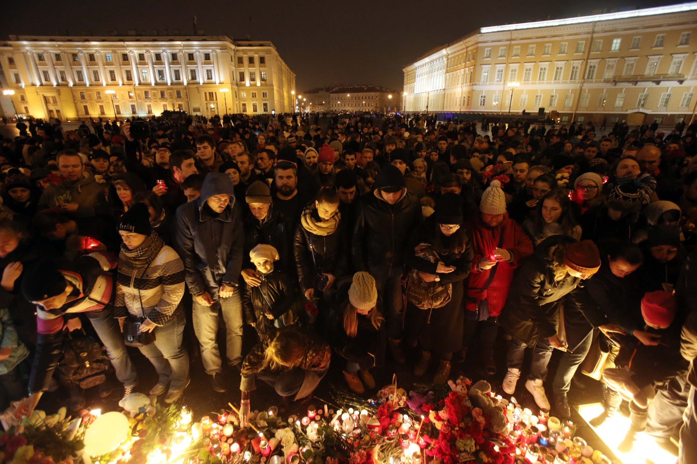Сколько дней траур после теракта. Траур. Траур толпа людей. Санкт Петербург скорбит.
