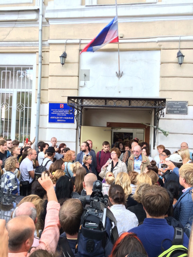 Встреча руководства 57-й школы с родителями и учениками 3 сентября 2016 года, на которой директору учебного заведения Сергею Менделевичу была устроена овация. Фото: Ivtorov / Викисклад / CC BY-SA 4.0