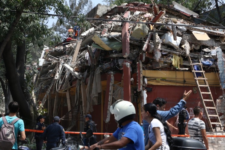 (170920) -- MEXICO CITY, Sept. 20, 2017 (Xinhua) -- Rescuers work on a collapsed building after an earthquake in Mexico City, capital of Mexico, on Sept. 19, 2017. More than 100 people were killed in a powerful 7.1-magnitude earthquake that hit central Mexico on Tuesday, and the number of deaths is expected to rise due to the scale of the quake. (Xinhua/Nikteha Cabrera) (dtf) (Photo by Xinhua/Sipa USA)