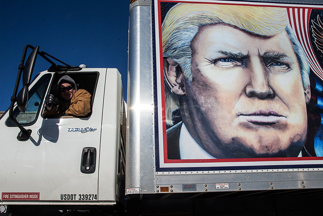 Джулиан Рейвен в своем агитационном грузовике. Фото Евгения Фельдмана для «Спектра».